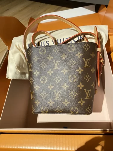 タニベンページLouis Vuitton monogram LOUIS VUITTON Monogram Neverfull Cherry MM Tote Bag With